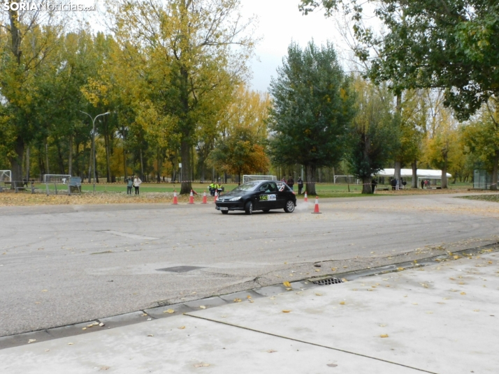 GALER&Iacute;A | Decenas de coches queman rueda y hacen rugir sus motores en el I Slalom de Almaz&aacute;n