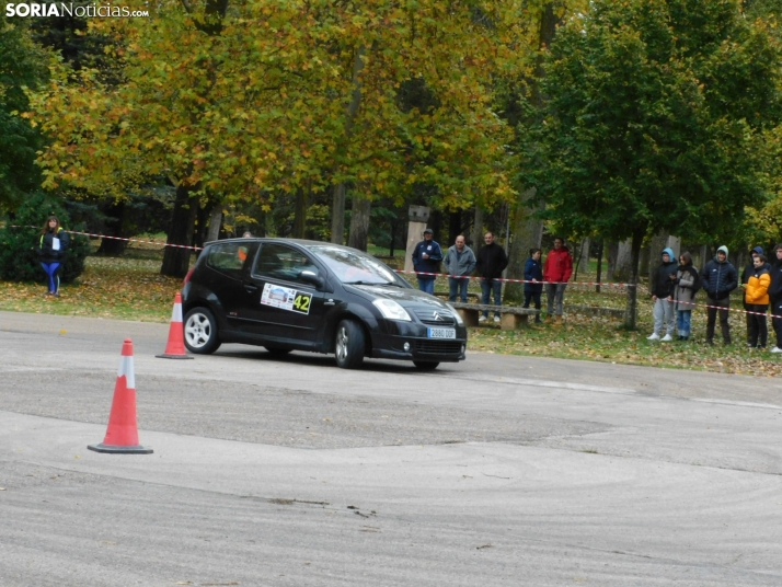 GALER&Iacute;A | Decenas de coches queman rueda y hacen rugir sus motores en el I Slalom de Almaz&aacute;n