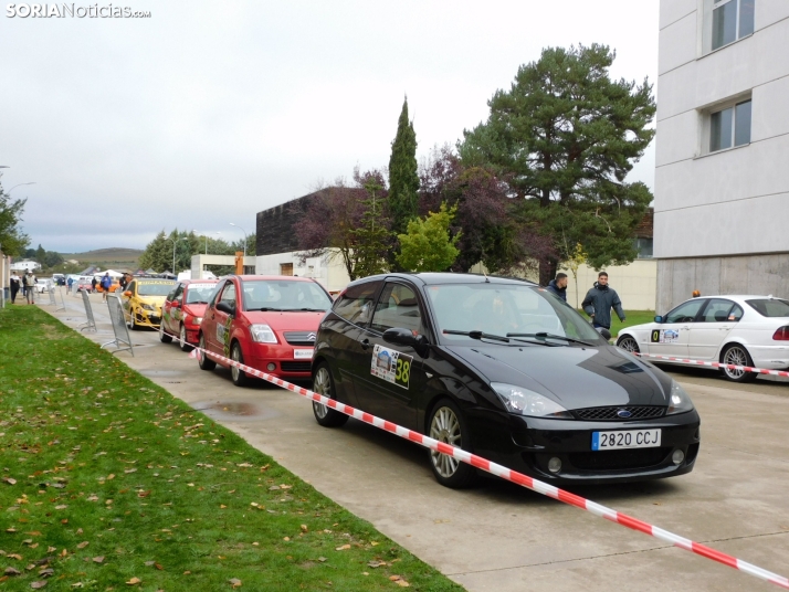 GALER&Iacute;A | Decenas de coches queman rueda y hacen rugir sus motores en el I Slalom de Almaz&aacute;n