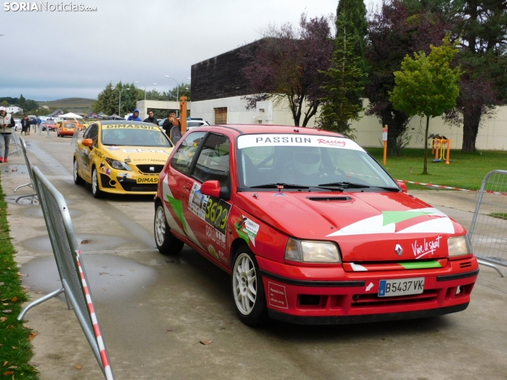 GALER&Iacute;A | Decenas de coches queman rueda y hacen rugir sus motores en el I Slalom de Almaz&aacute;n