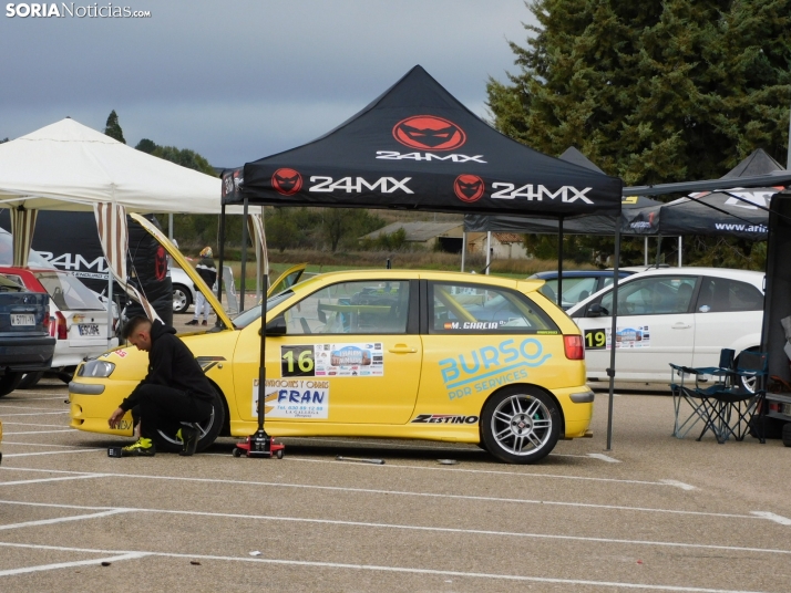 GALER&Iacute;A | Decenas de coches queman rueda y hacen rugir sus motores en el I Slalom de Almaz&aacute;n