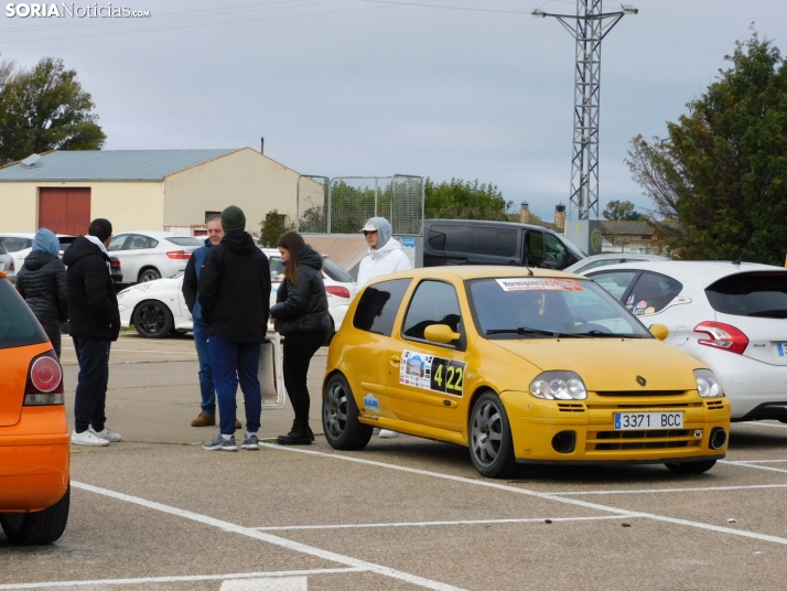 GALER&Iacute;A | Decenas de coches queman rueda y hacen rugir sus motores en el I Slalom de Almaz&aacute;n