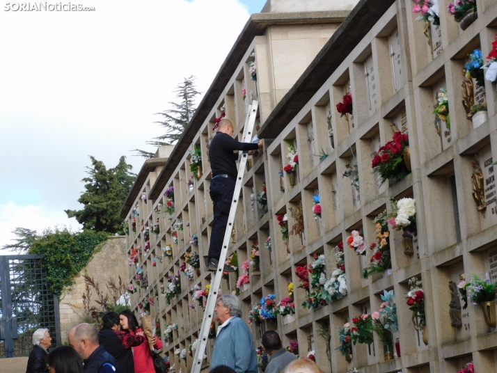 En im&aacute;genes: Los sorianos acuden en masa al cementerio para visitar a sus difuntos