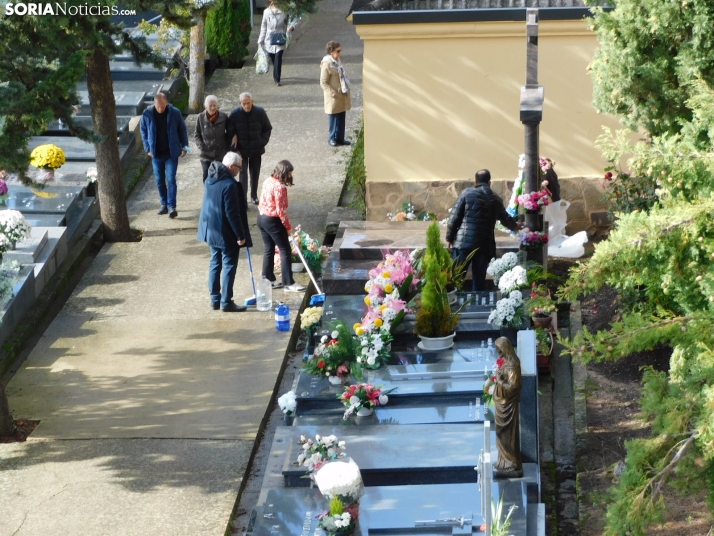 En im&aacute;genes: Los sorianos acuden en masa al cementerio para visitar a sus difuntos