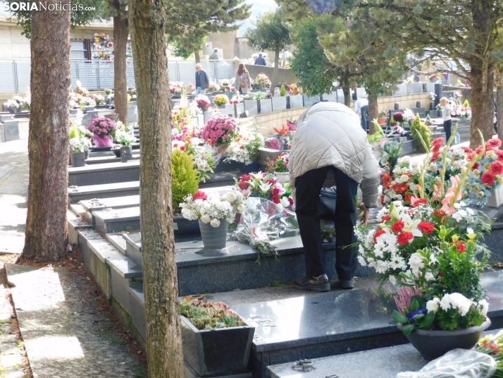 En im&aacute;genes: Los sorianos acuden en masa al cementerio para visitar a sus difuntos