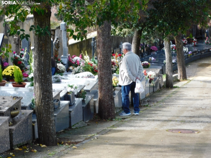 En im&aacute;genes: Los sorianos acuden en masa al cementerio para visitar a sus difuntos