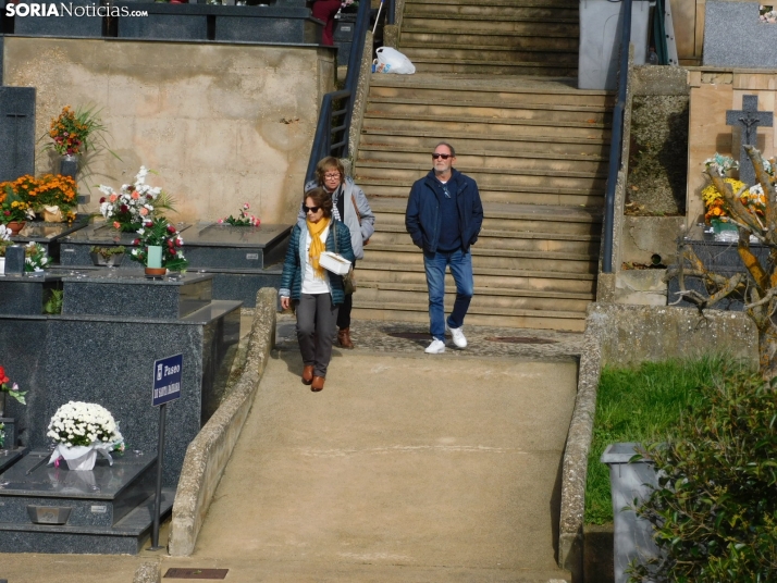 En im&aacute;genes: Los sorianos acuden en masa al cementerio para visitar a sus difuntos