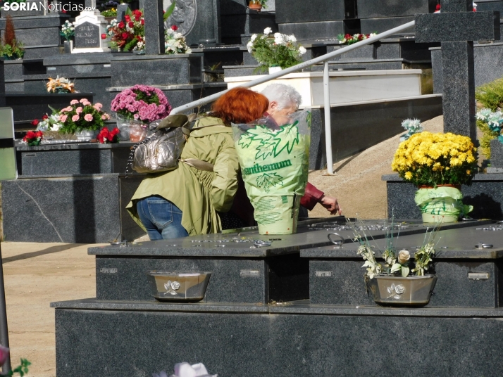 En im&aacute;genes: Los sorianos acuden en masa al cementerio para visitar a sus difuntos