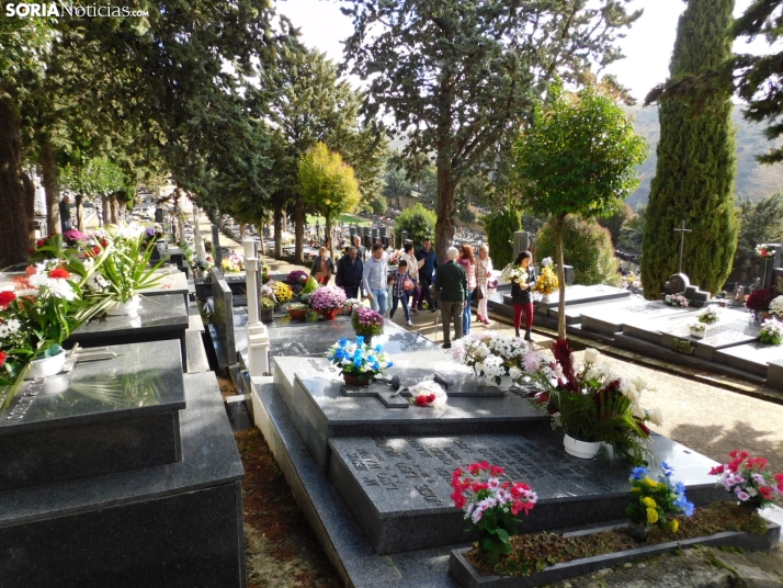 En im&aacute;genes: Los sorianos acuden en masa al cementerio para visitar a sus difuntos