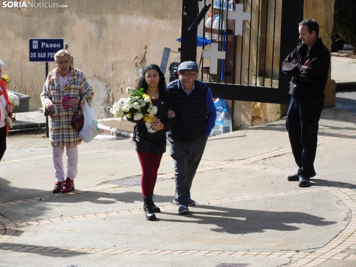 En im&aacute;genes: Los sorianos acuden en masa al cementerio para visitar a sus difuntos