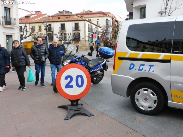 EN FOTOS | Decenas de sorianos aprenden de una forma pr&aacute;ctica c&oacute;mo poner las cadenas de la nieve