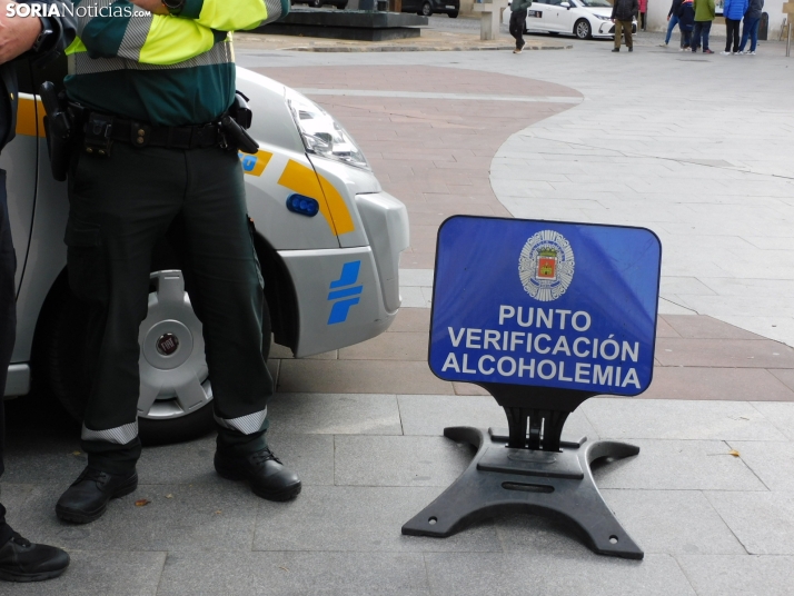 EN FOTOS | Decenas de sorianos aprenden de una forma pr&aacute;ctica c&oacute;mo poner las cadenas de la nieve