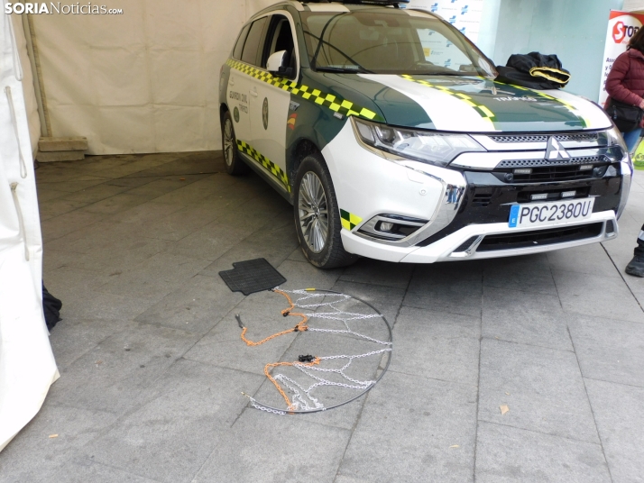 EN FOTOS | Decenas de sorianos aprenden de una forma pr&aacute;ctica c&oacute;mo poner las cadenas de la nieve