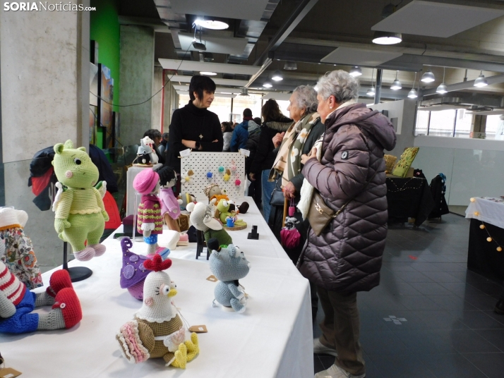 El arte de la artesan&iacute;a invade la parte superior del Mercado Municipal durante el puente de la Constitu