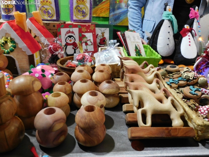 El arte de la artesan&iacute;a invade la parte superior del Mercado Municipal durante el puente de la Constitu