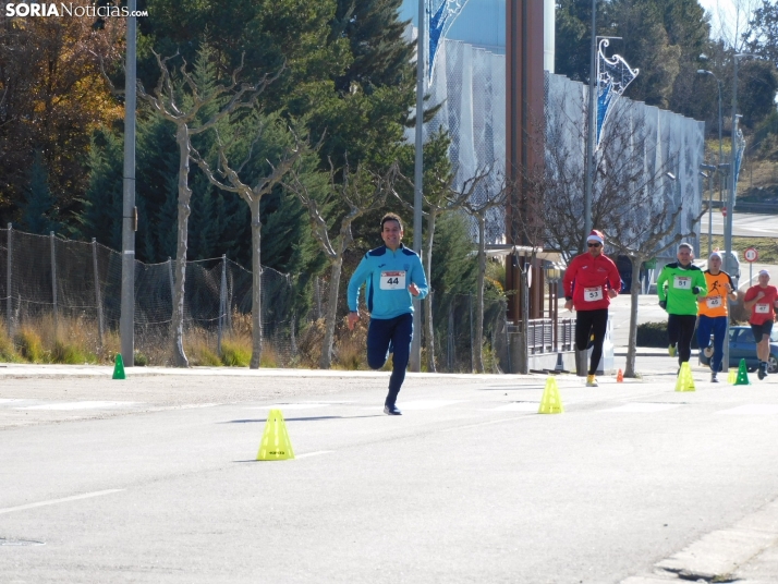 EN FOTOS | Golmayo se adelanta a las fiestas con su divertida carrera por relevos de Navidad