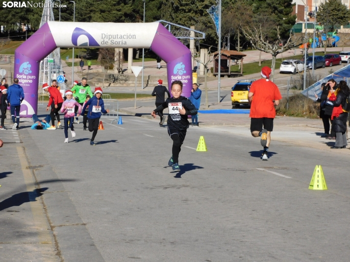 EN FOTOS | Golmayo se adelanta a las fiestas con su divertida carrera por relevos de Navidad