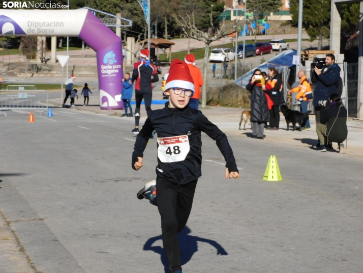 EN FOTOS | Golmayo se adelanta a las fiestas con su divertida carrera por relevos de Navidad