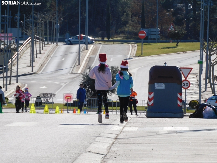 EN FOTOS | Golmayo se adelanta a las fiestas con su divertida carrera por relevos de Navidad