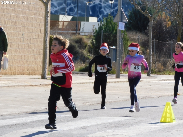 EN FOTOS | Golmayo se adelanta a las fiestas con su divertida carrera por relevos de Navidad