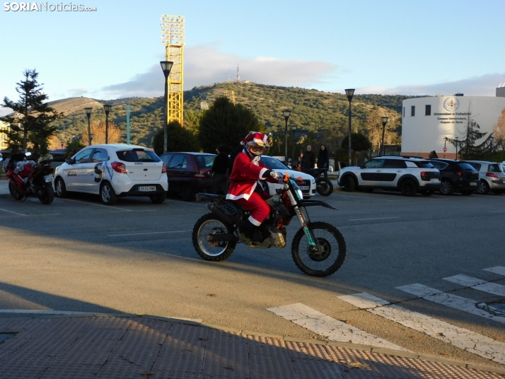 Decenas de Pap&aacute; Noeles hacen rugir sus motos en la 'Papanoelada', en fotos