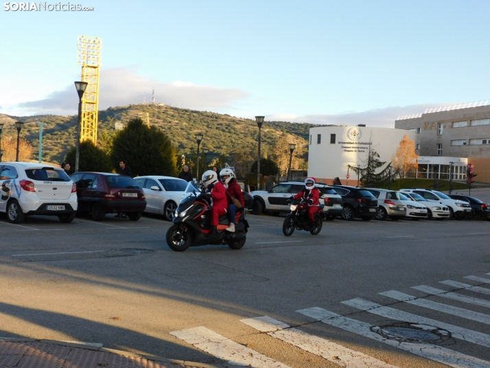 Decenas de Pap&aacute; Noeles hacen rugir sus motos en la 'Papanoelada', en fotos