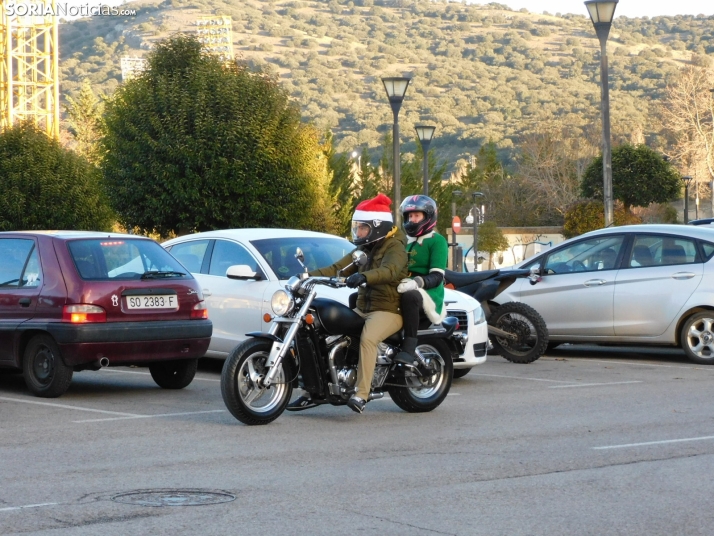 Decenas de Pap&aacute; Noeles hacen rugir sus motos en la 'Papanoelada', en fotos