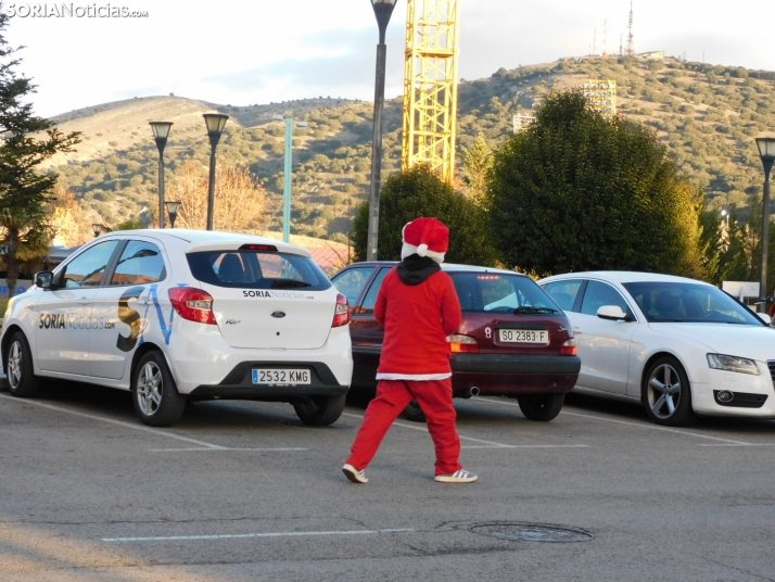 Decenas de Pap&aacute; Noeles hacen rugir sus motos en la 'Papanoelada', en fotos