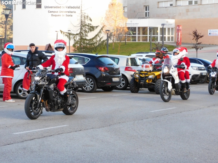 Decenas de Pap&aacute; Noeles hacen rugir sus motos en la 'Papanoelada', en fotos