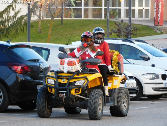 Decenas de Pap&aacute; Noeles hacen rugir sus motos en la 'Papanoelada', en fotos