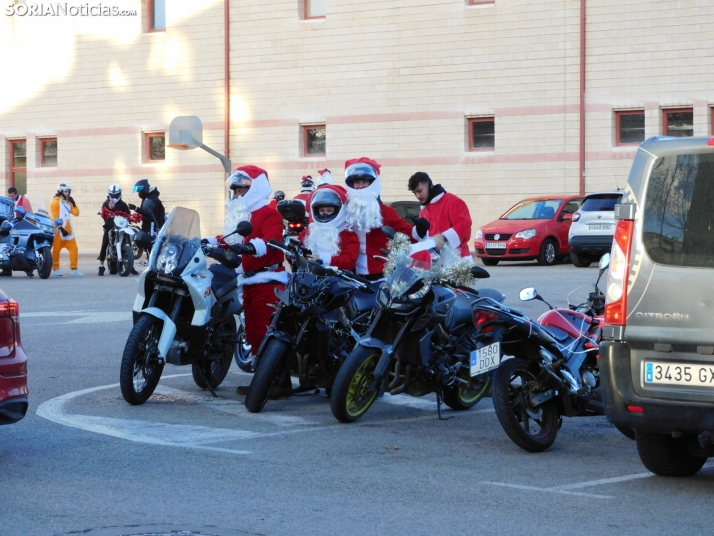 Decenas de Pap&aacute; Noeles hacen rugir sus motos en la 'Papanoelada', en fotos