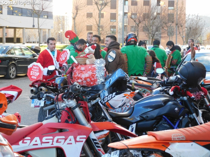 Decenas de Pap&aacute; Noeles hacen rugir sus motos en la 'Papanoelada', en fotos