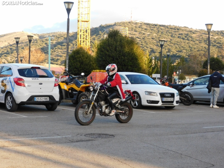 Decenas de Pap&aacute; Noeles hacen rugir sus motos en la 'Papanoelada', en fotos