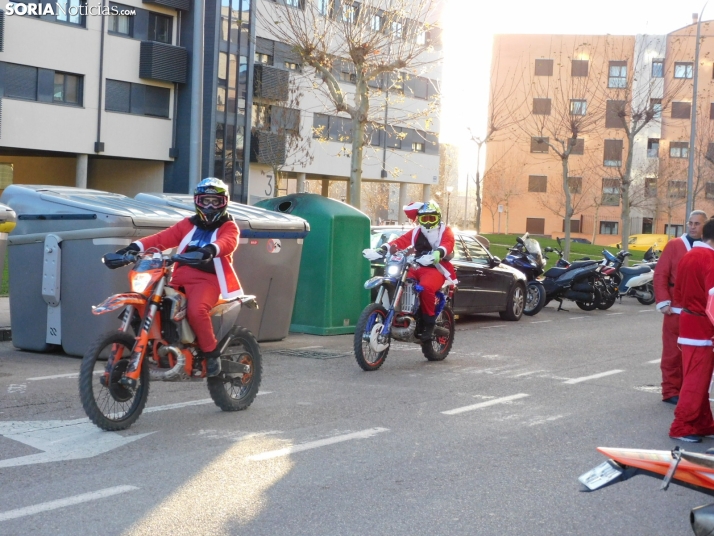 Decenas de Pap&aacute; Noeles hacen rugir sus motos en la 'Papanoelada', en fotos