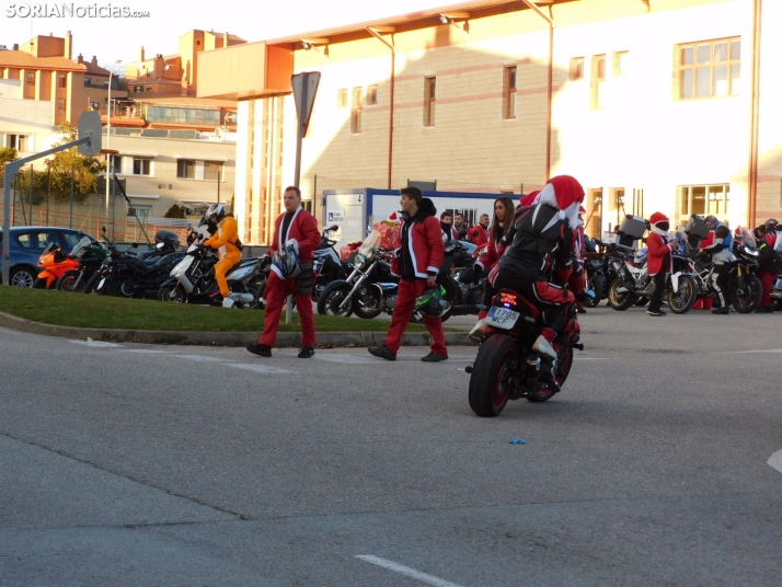 Decenas de Pap&aacute; Noeles hacen rugir sus motos en la 'Papanoelada', en fotos