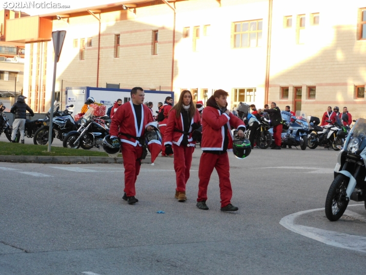 Decenas de Pap&aacute; Noeles hacen rugir sus motos en la 'Papanoelada', en fotos