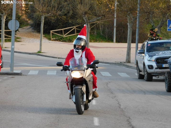 Decenas de Pap&aacute; Noeles hacen rugir sus motos en la 'Papanoelada', en fotos