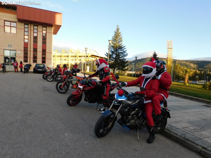 Decenas de Pap&aacute; Noeles hacen rugir sus motos en la 'Papanoelada', en fotos