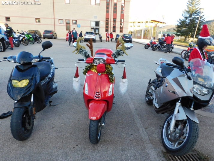 Decenas de Pap&aacute; Noeles hacen rugir sus motos en la 'Papanoelada', en fotos