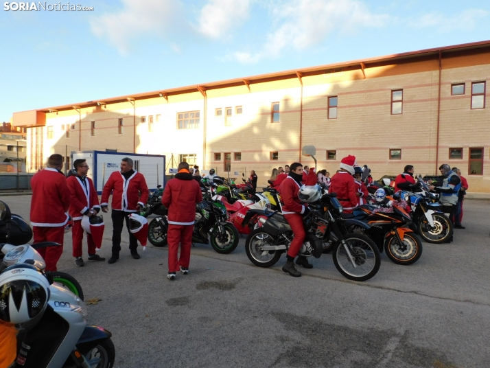 Decenas de Pap&aacute; Noeles hacen rugir sus motos en la 'Papanoelada', en fotos