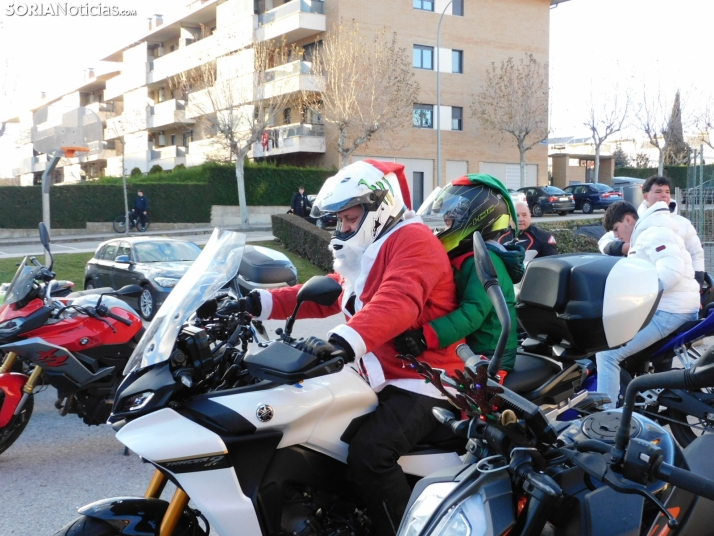 Decenas de Pap&aacute; Noeles hacen rugir sus motos en la 'Papanoelada', en fotos