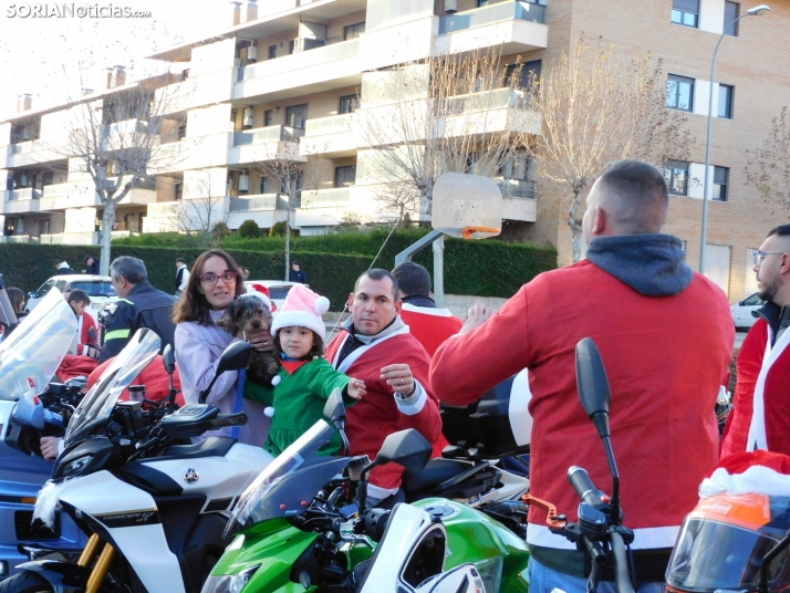 Decenas de Pap&aacute; Noeles hacen rugir sus motos en la 'Papanoelada', en fotos