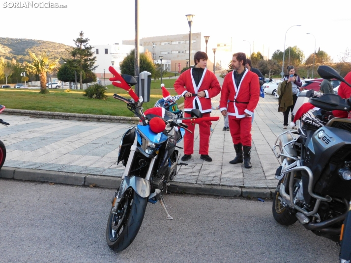 Decenas de Pap&aacute; Noeles hacen rugir sus motos en la 'Papanoelada', en fotos