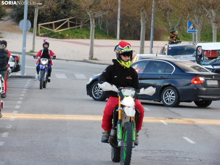 Decenas de Pap&aacute; Noeles hacen rugir sus motos en la 'Papanoelada', en fotos