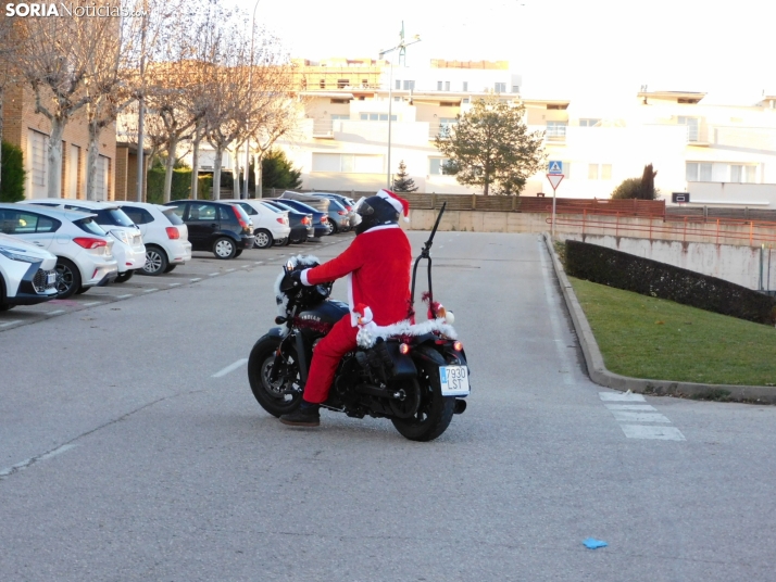 Decenas de Pap&aacute; Noeles hacen rugir sus motos en la 'Papanoelada', en fotos