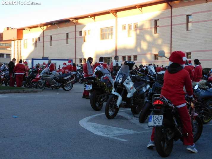 Decenas de Pap&aacute; Noeles hacen rugir sus motos en la 'Papanoelada', en fotos