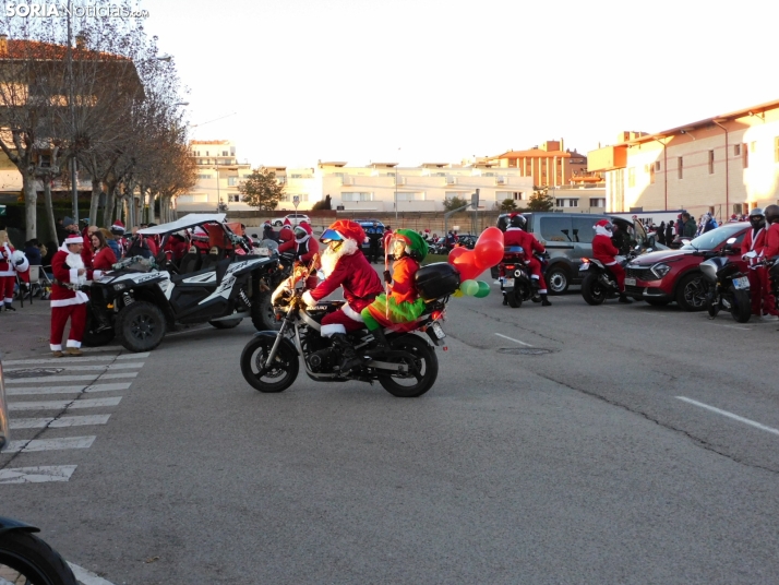 Decenas de Pap&aacute; Noeles hacen rugir sus motos en la 'Papanoelada', en fotos