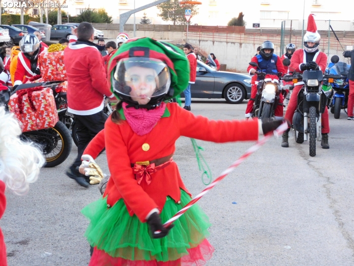 Decenas de Pap&aacute; Noeles hacen rugir sus motos en la 'Papanoelada', en fotos