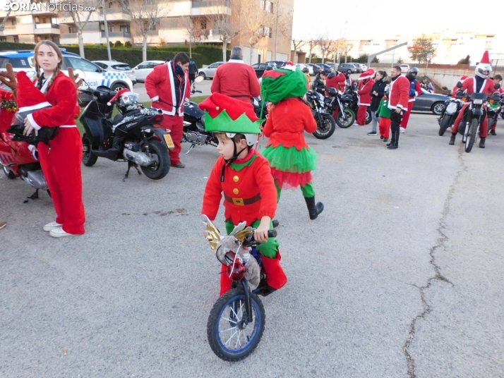 Decenas de Pap&aacute; Noeles hacen rugir sus motos en la 'Papanoelada', en fotos