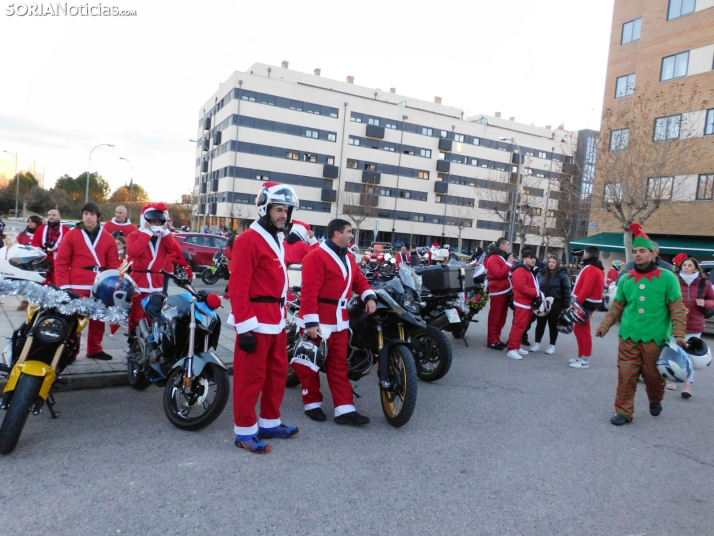 Decenas de Pap&aacute; Noeles hacen rugir sus motos en la 'Papanoelada', en fotos